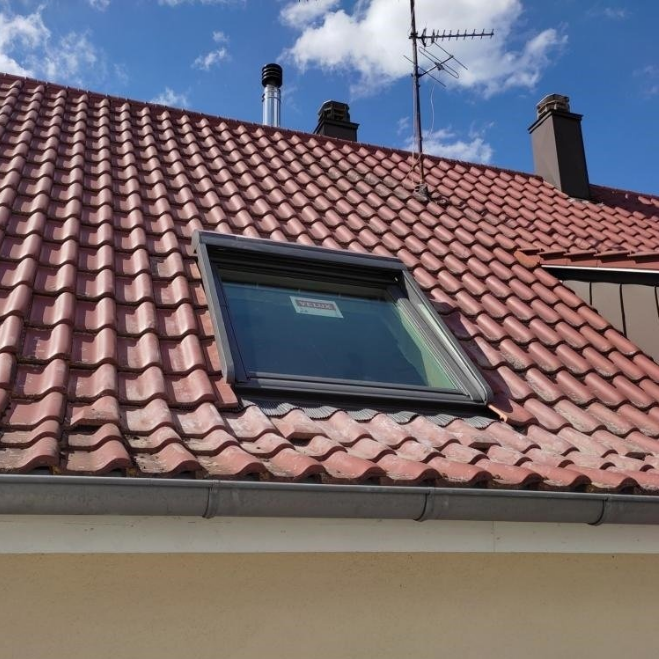 Toiture avec une fenêtre de toit