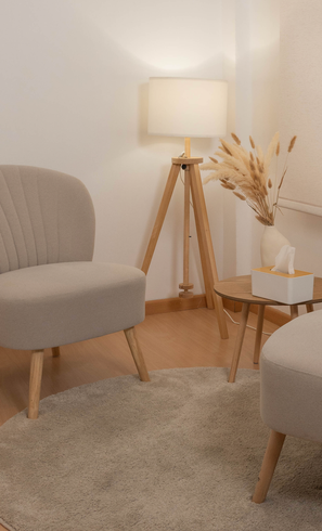 Sillón amarillo junto a una lámpara de pie minimalista en una sala de estar moderna.