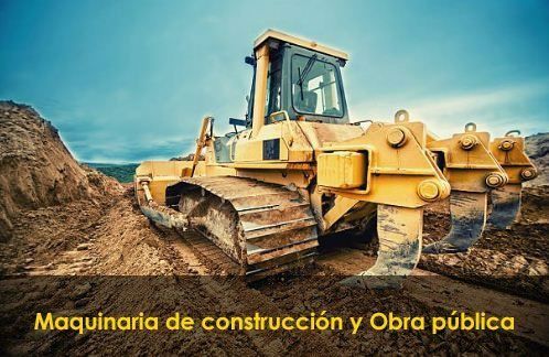 Una excavadora amarilla está parada encima de un campo de tierra.