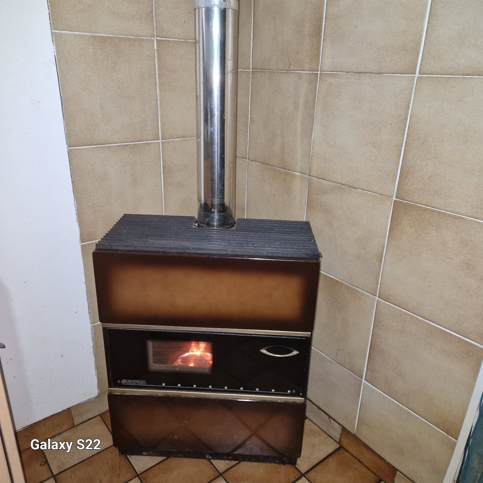 Un homme règle un tableau électrique