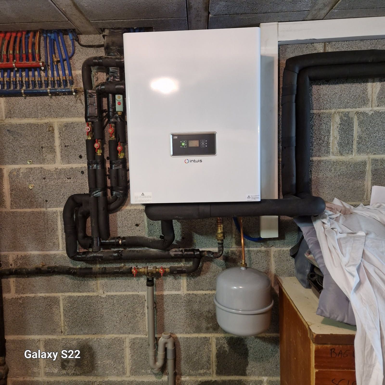 Un homme ouvre le capot d'une chaudière