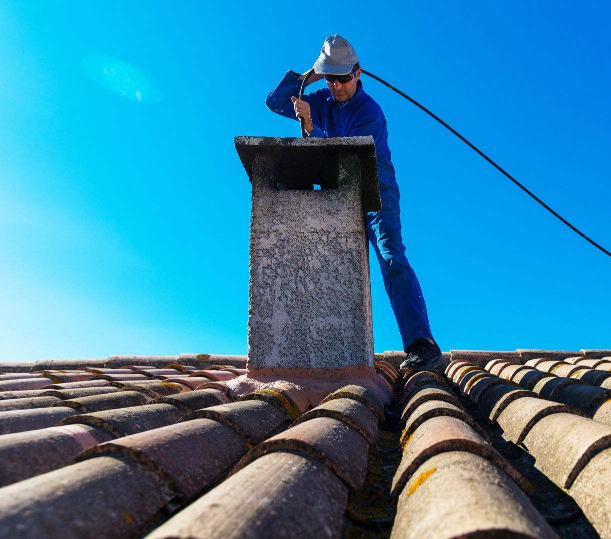Ramonage de cheminée par le toit