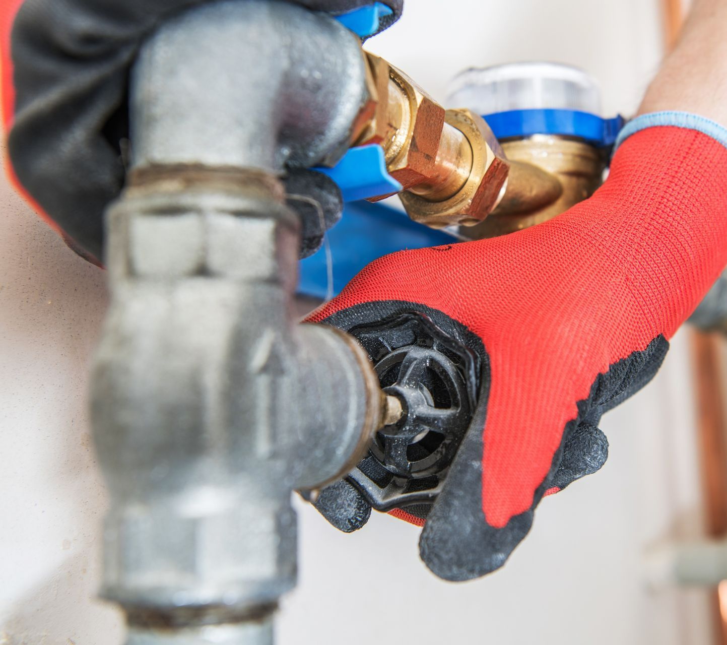 Main sur une vanne d'eau