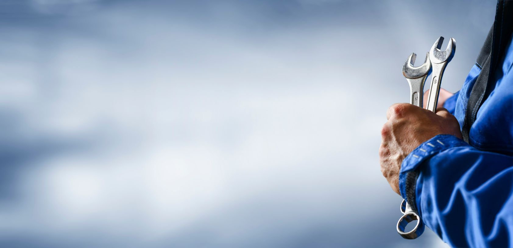 Un artisan tenant deux outils