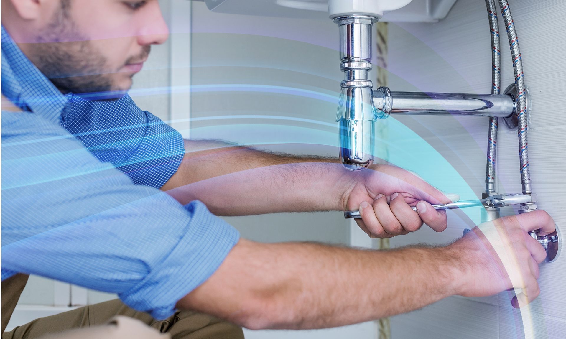 Un homme répare un évier