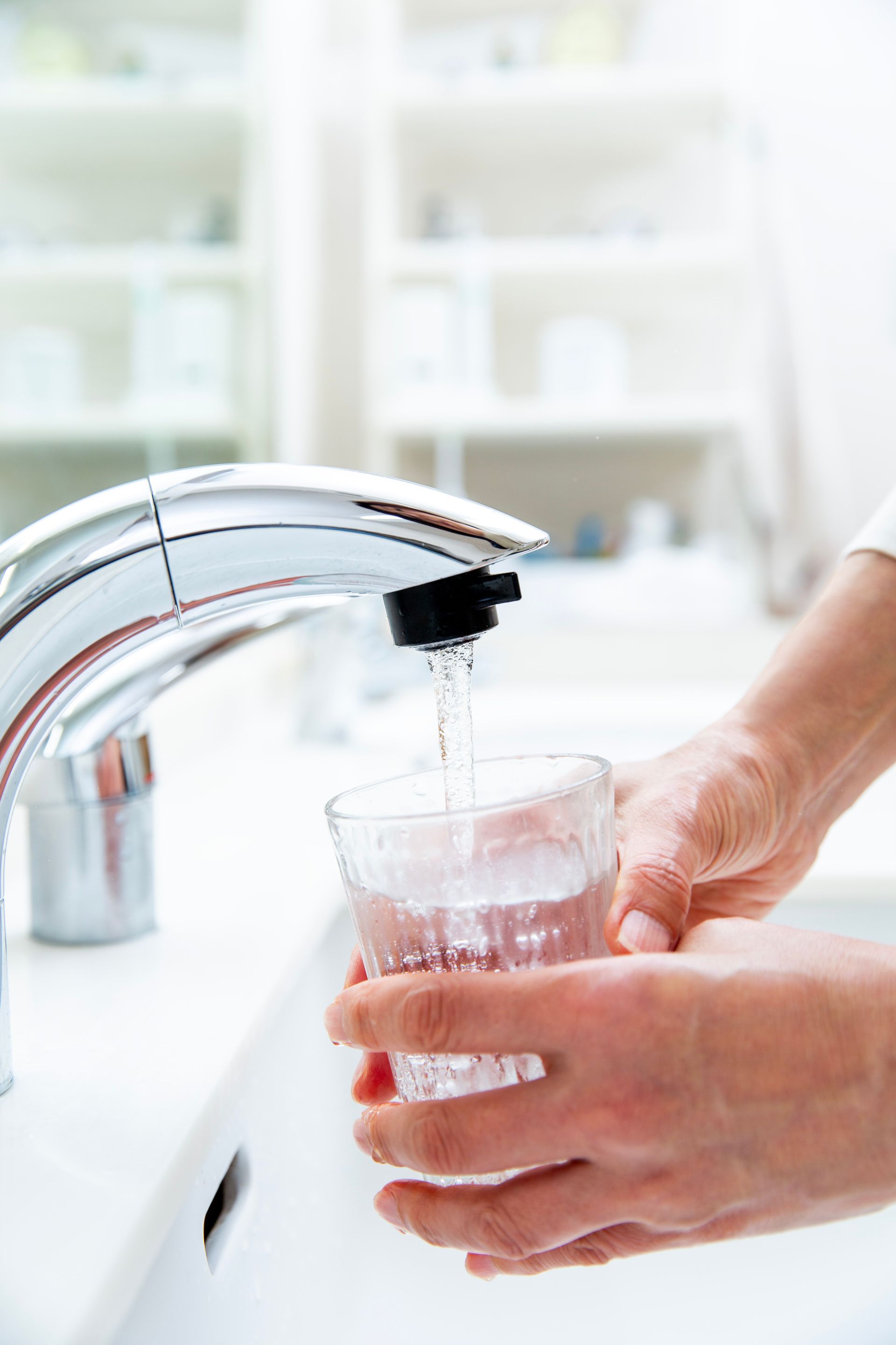 Femme se servant un verre d'eau