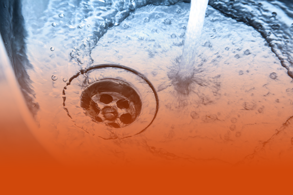 De l'eau qui coule dans un évier