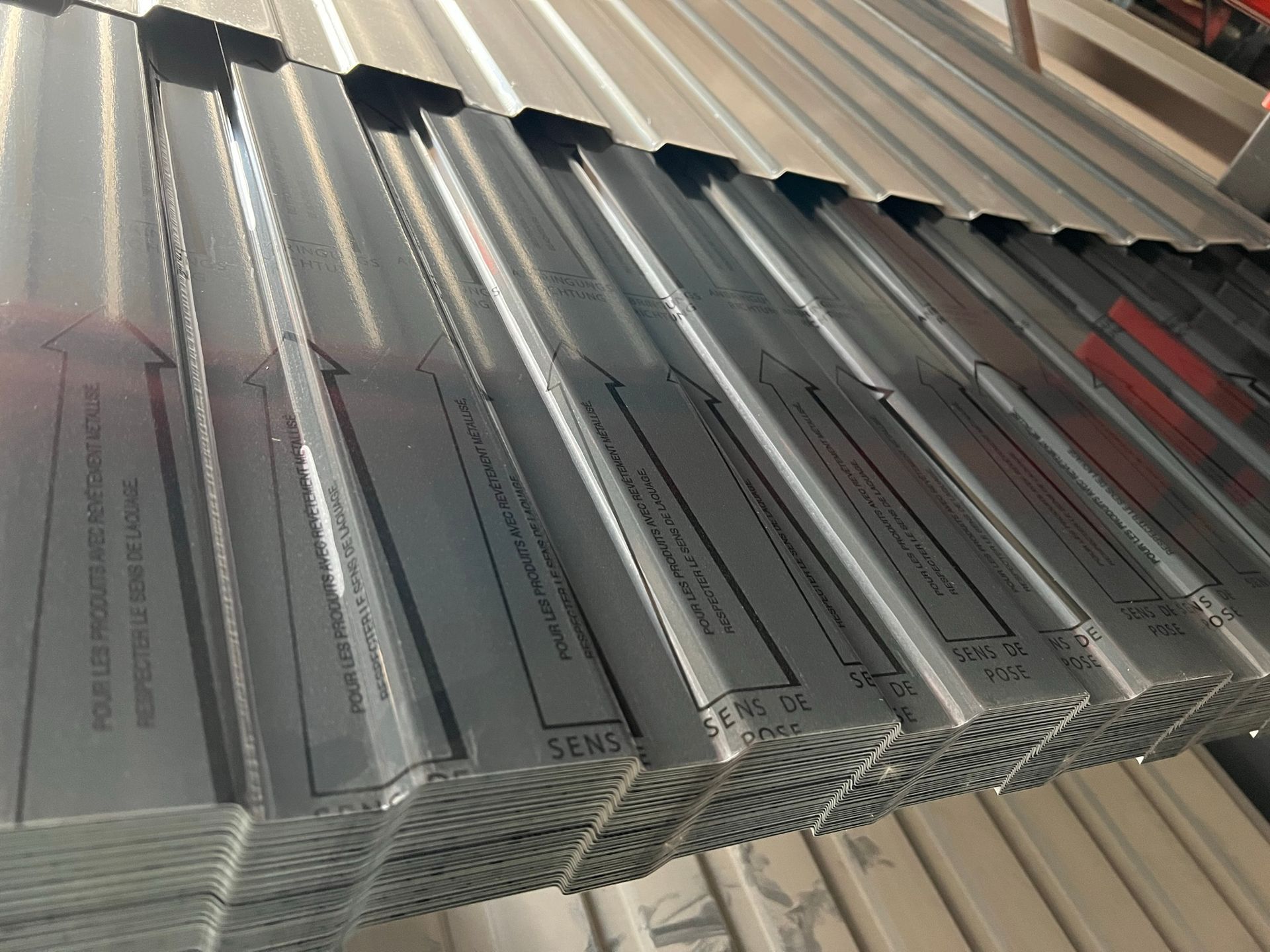 Différentes tôles en acier gris