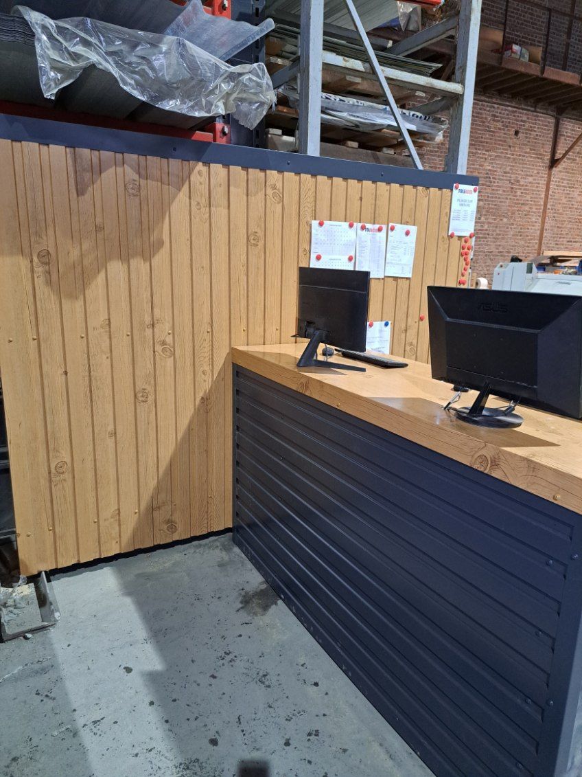 exemple de bureau à partir de tôle gris et imitation bois