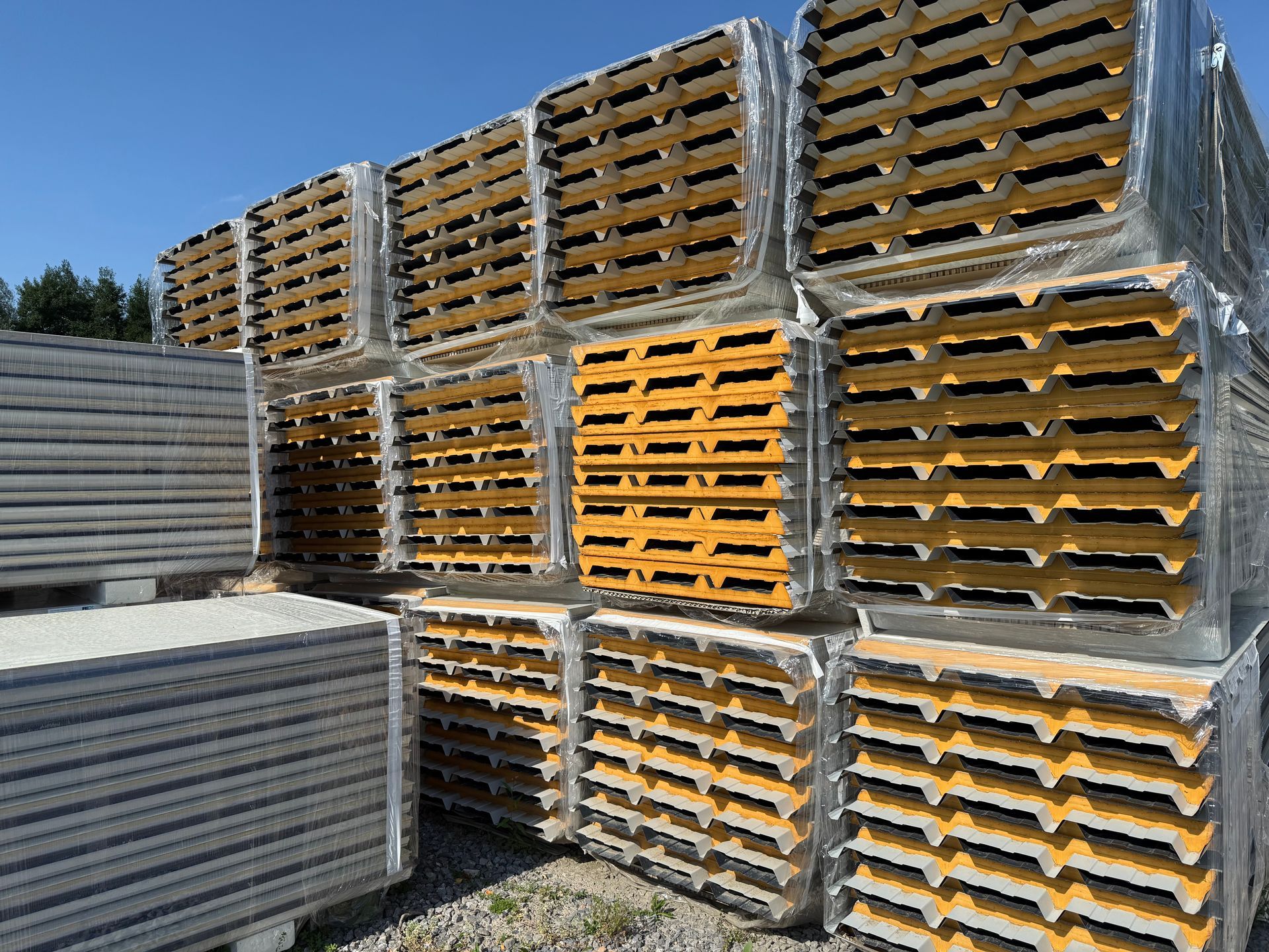 Nombreuses tôles acier empilées