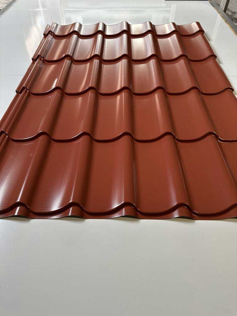 Échantillon de tôle tuile en acier rouge.