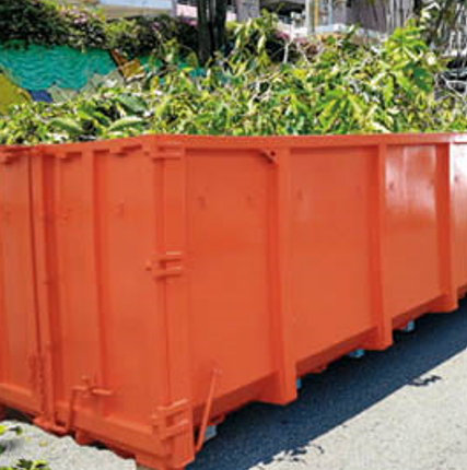 Benne orange avec des végétaux