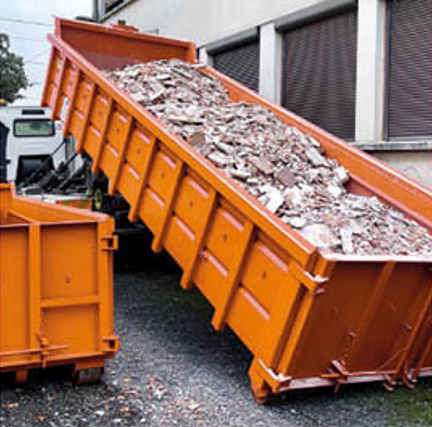 Benne orange avec du gravat