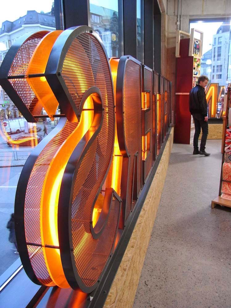 Hendlmeier Objektdesign Büros & Shops | beleuchteter Schriftzug