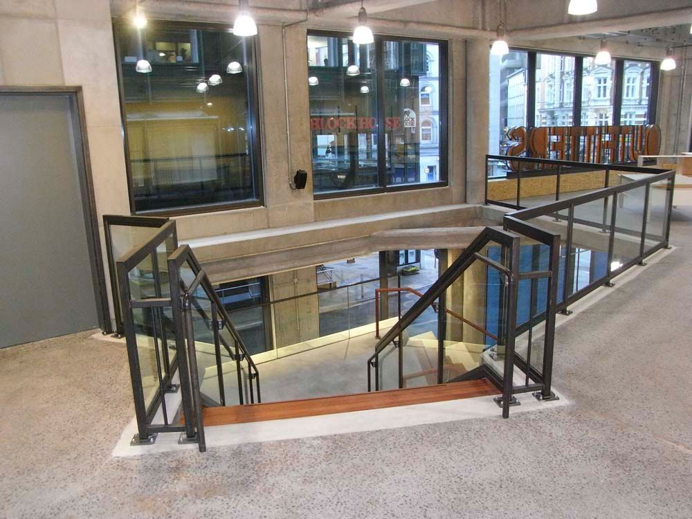 Hendlmeier Objektdesign Büros & Shops | Treppenabgang