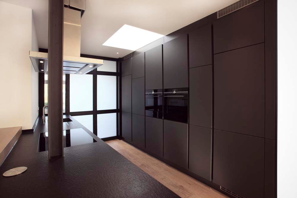 Hendlmeier Objektdesign Küchen | dunkle Küche mit Stahlträger