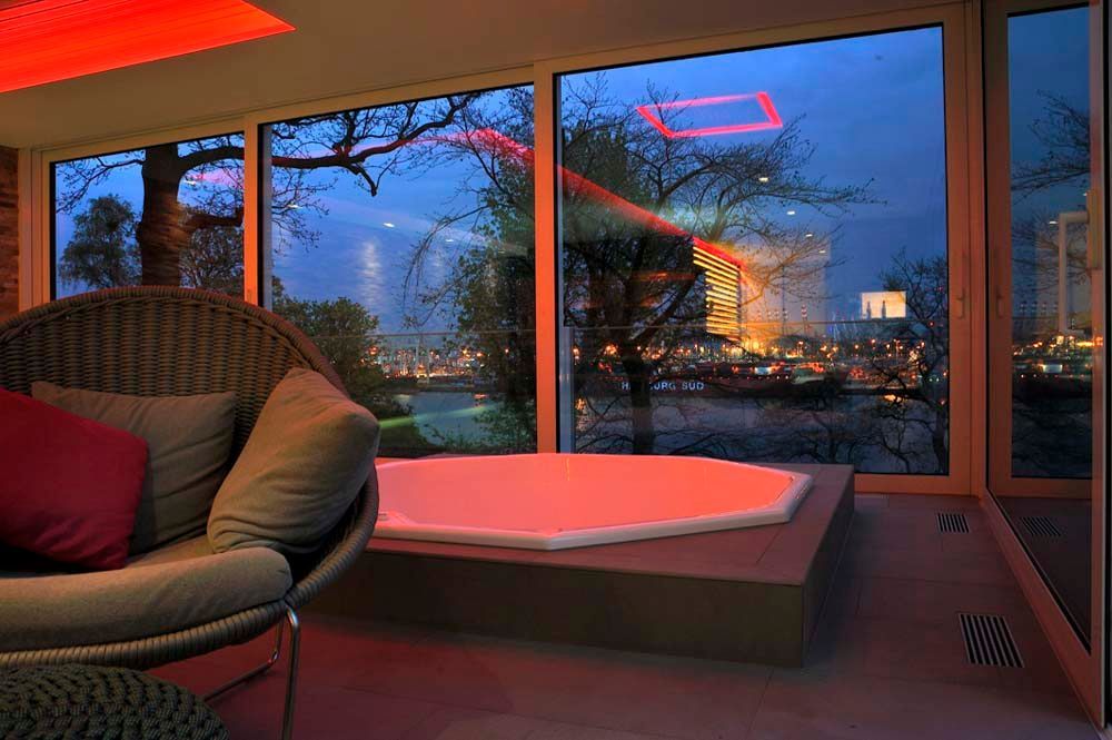 Hendlmeier Objektdesign Bad Whirlpool mit LED Beleuchtung