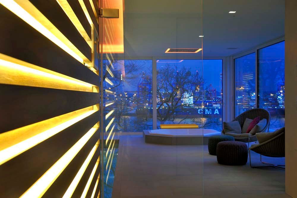 Hendlmeier Objektdesign Bäder Pool vor Fensterfront