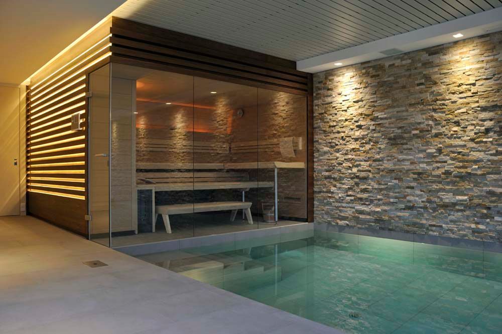 Hendlmeier Objektdesign Bäder Sauna mit Blick auf Pool