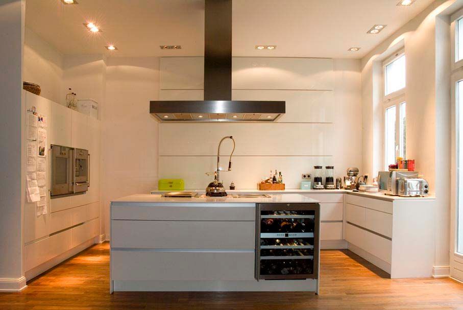 Hendlmeier Objektdesign Küchen | Kücheninsel mit Weinkühlschrank