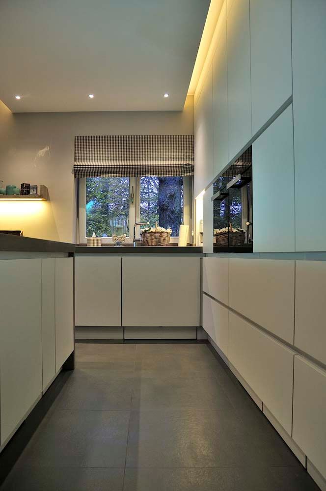 Hendlmeier Objektdesign Küchen | weiße Küche Stauraum