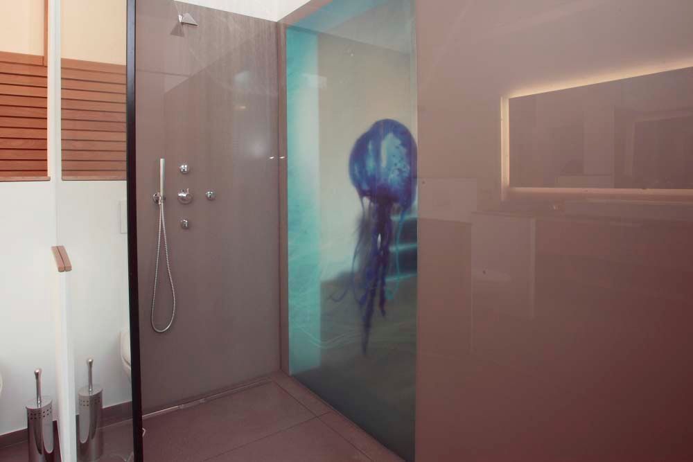 Hendlmeier Objektdesign Bäder Glas Schiebetür  mit Aufdruck