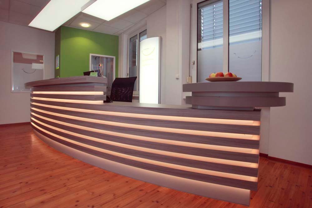 Hendlmeier Objektdesign Büros & Shops | beleuchteter Empfangstresen