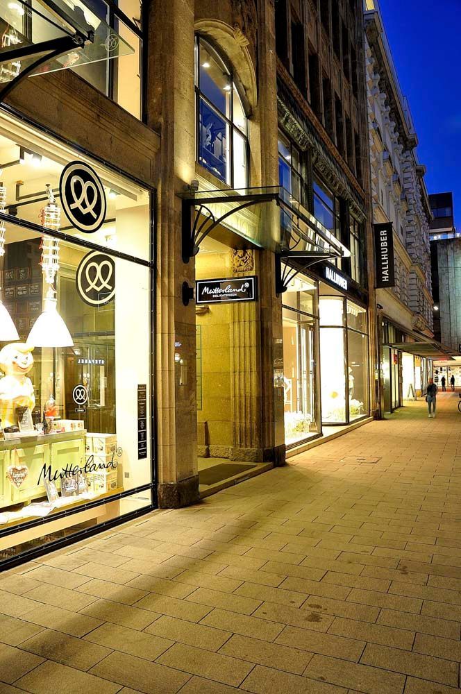 Hendlmeier Objektdesign Fassaden | beleuchtete Schaufenster