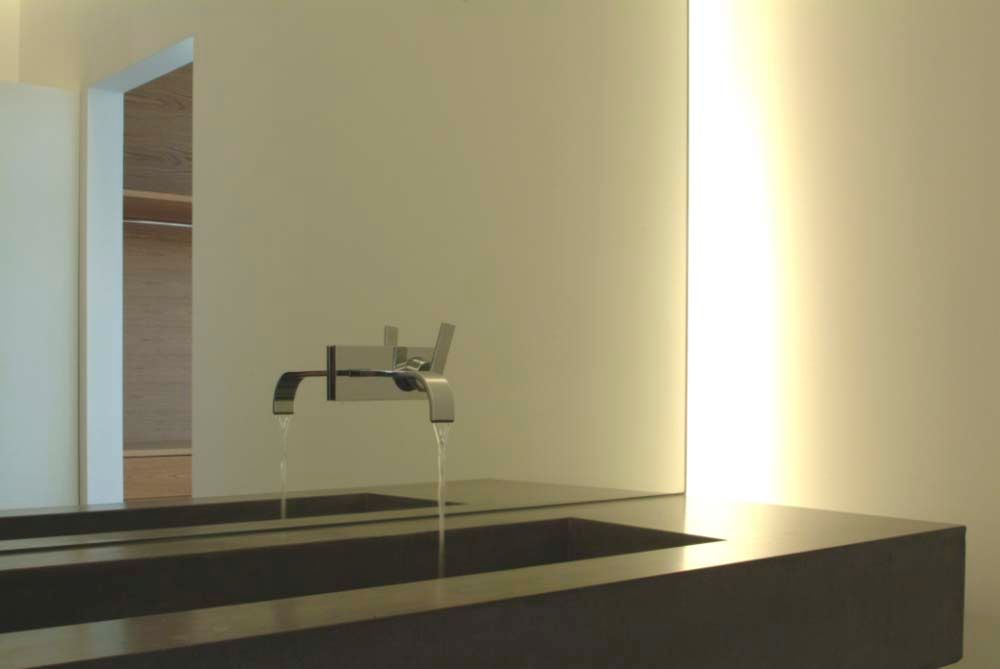 Hendlmeier Objektdesign Bad Wasserhahn am Spiegel