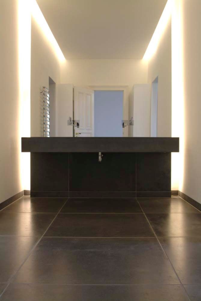 Hendlmeier Objektdesign Bad mit massivem Waschtisch