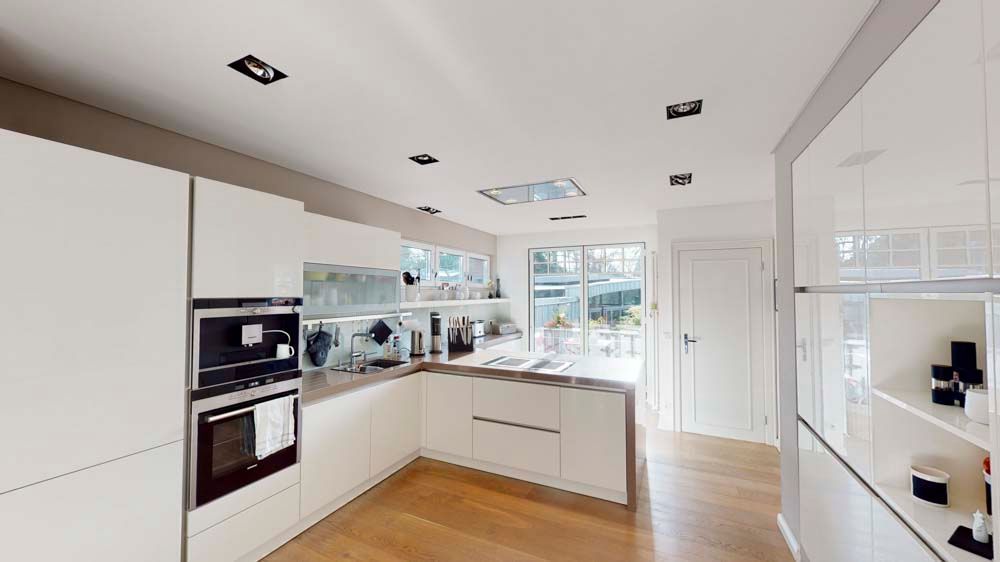 Hendlmeier Objektdesign Küchen | Hochglanzoptik mit Holzelement