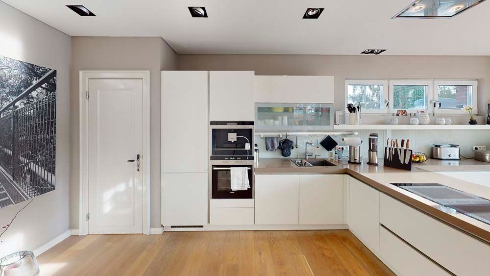 Hendlmeier Objektdesign Küchen | weiße geräumige  Küche