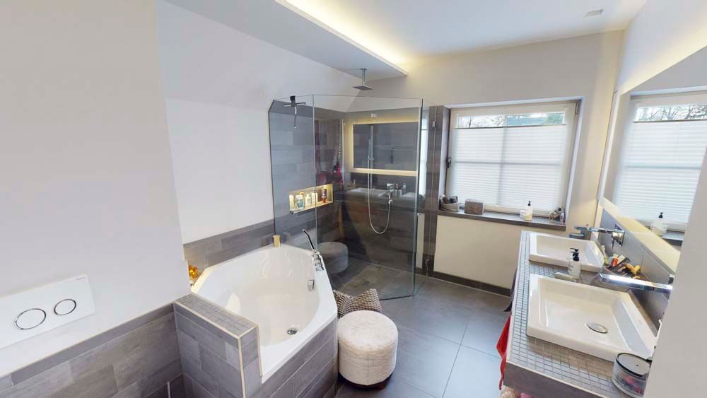 Hendlmeier Objektdesign Bad mit Wanne und Dusche