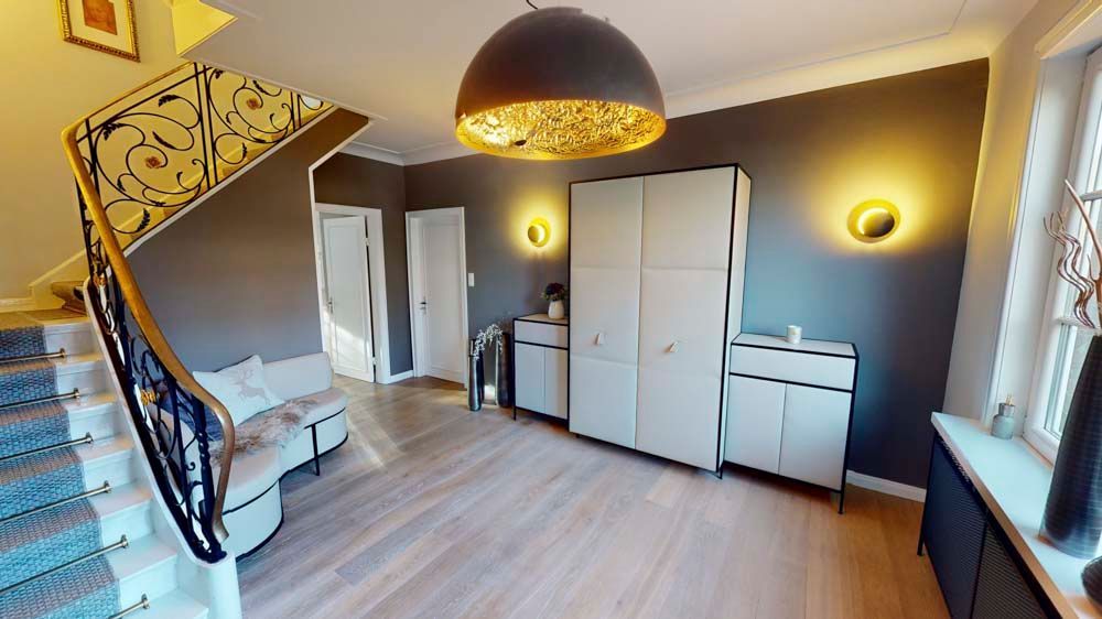 Objektdesign Hendlmeier Wohnraum | Eingangsbereich mit Treppe und Beleuchtung