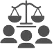 Balanza de la justicia sobre tres figuras recortadas, que representan un concepto legal o relacionado con los tribunales.