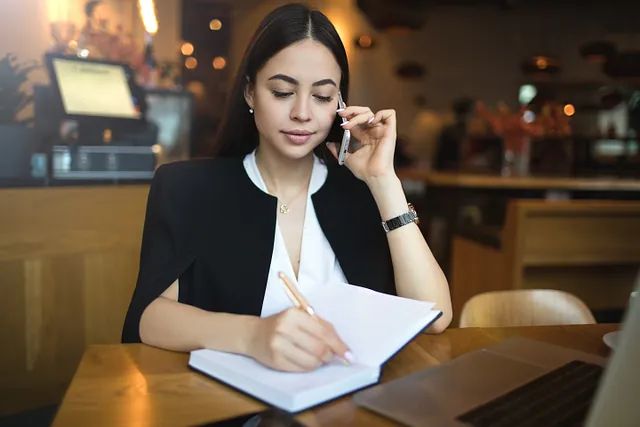Un mazo de madera descansa sobre un libro de leyes abierto rodeado de textos legales.