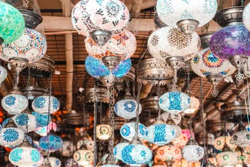 Velas rosas con la palabra 