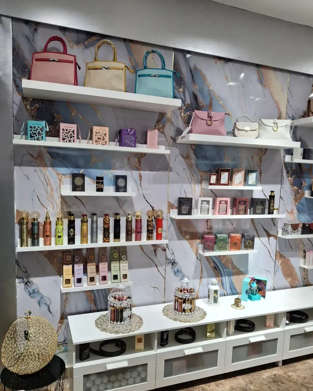 Colección de cajas de perfume en varios colores; algunas doradas, amarillas, naranjas, rosas, negras.