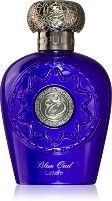 Frasco de perfume azul con tapón y emblema plateados ornamentados sobre fondo azul.