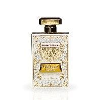 Frasco de perfume con detalles dorados y motivos estampados en blanco y dorado, tapón dorado, sobre fondo blanco.