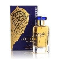 Frasco y caja de perfume. El frasco es dorado y azul, la caja es azul marino con un diseño de alas doradas.