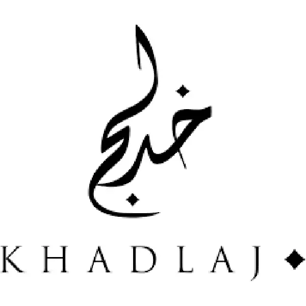 Logotipo de Khadlaj en caligrafía árabe sobre el texto en inglés
