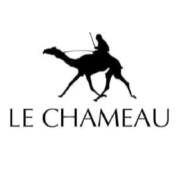 Silueta de un camello montado por una persona; debajo aparece la marca