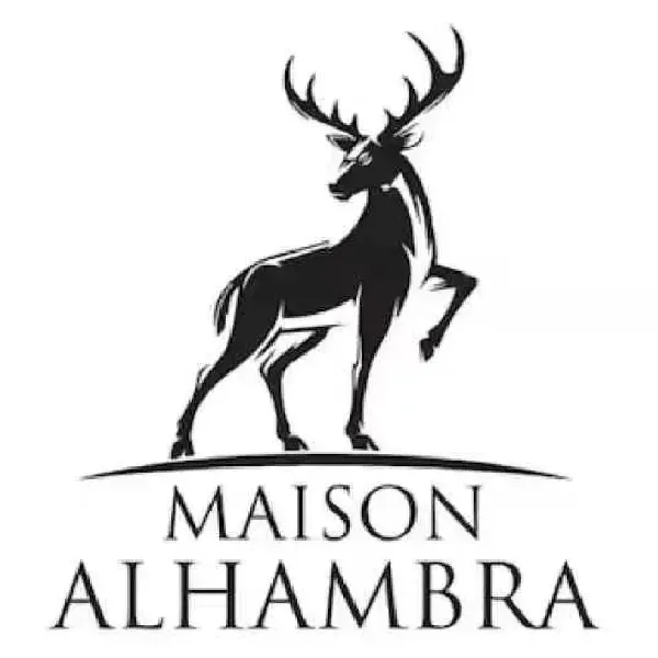 Logotipo de Maison Alhambra: un ciervo con grandes astas, de pie con una pata levantada, encima del nombre de la marca.