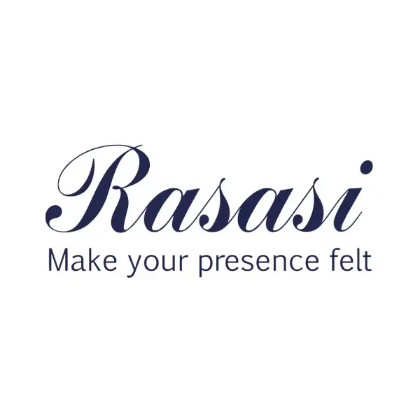 Logotipo de Rasasi en letra cursiva azul oscuro con el lema