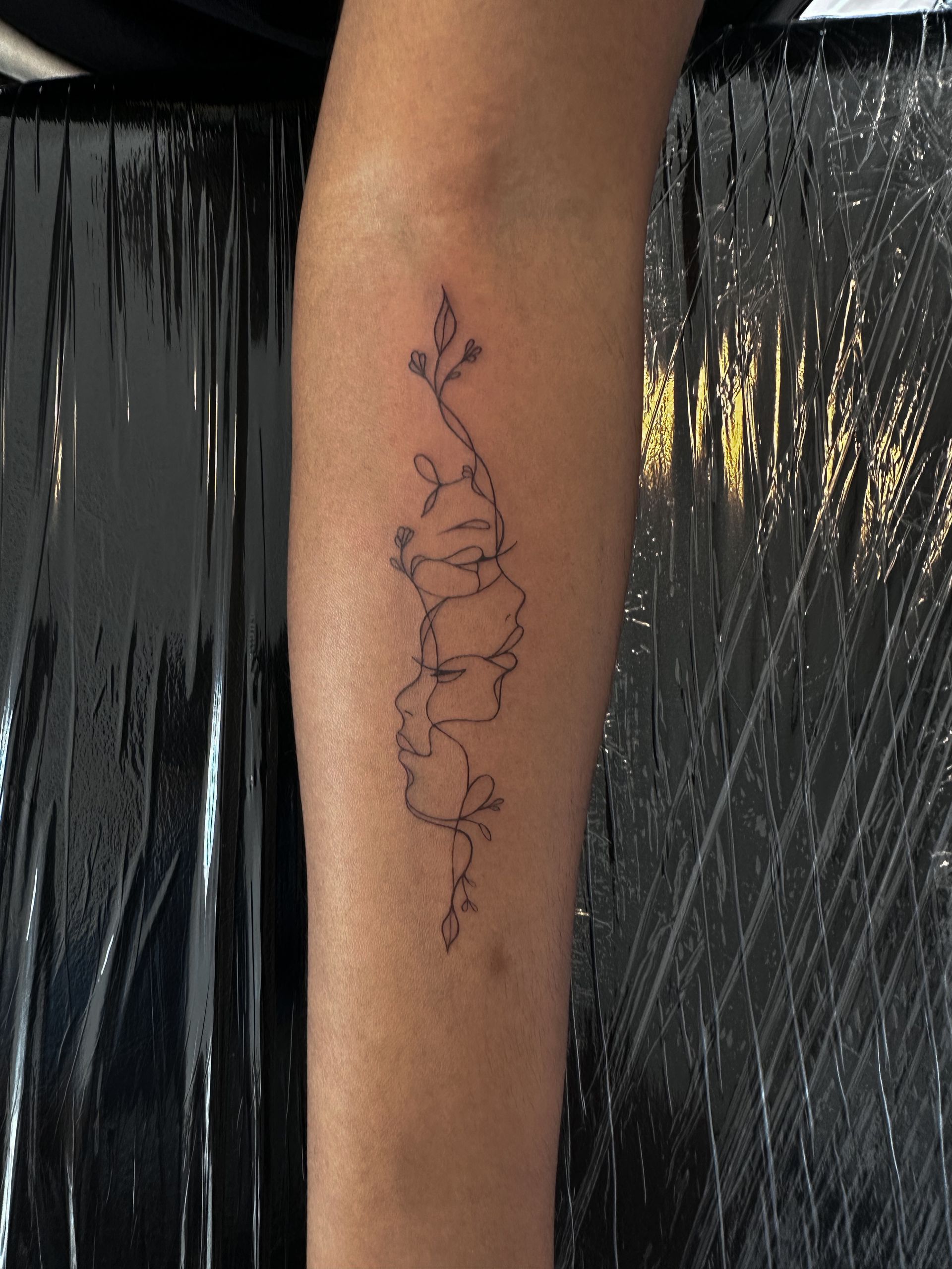 Tatouage de style Fine Line - réalisation RG Tattoo