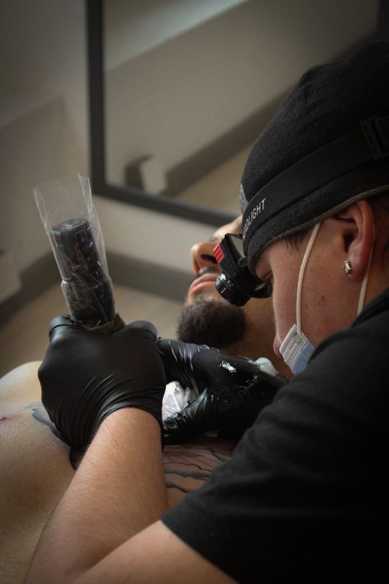 Tatouage en cours au studio RG Tattoo à Yvonand