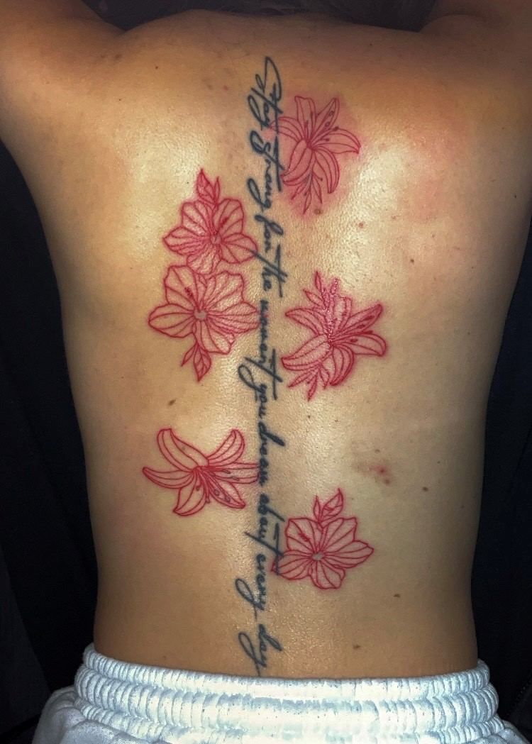 Fleurs d'hibiscus sur le dos, RG Tattoo Yvonand