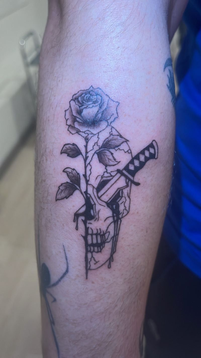 Rose et crâne avec poignard, RG Tattoo Yvonand