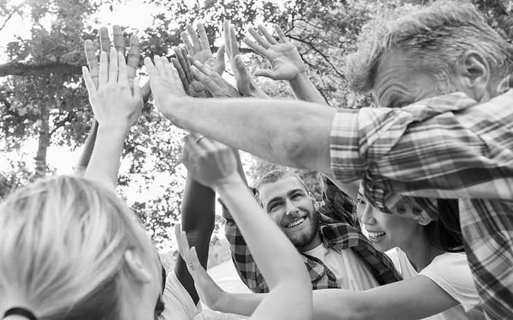 Team von Pflegedienst macht High Five